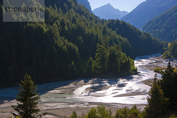 Landschaftlich schön landschaftlich reizvoll Wasser Europa Landschaft fließen Fluss Bach Kanton Graubünden Schweiz Gewässer
