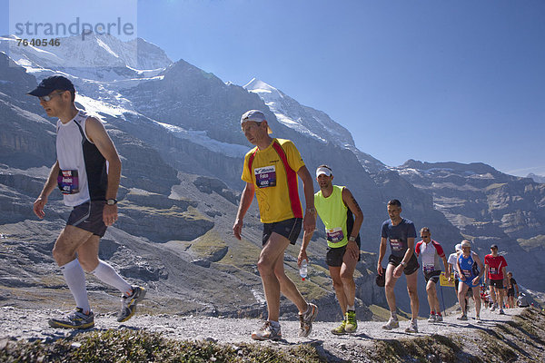 Marathonlauf Marathon Marathons Europa Berg Sport Landschaft rennen Alpen Schotterstrasse Bern Berner Oberland Schweiz
