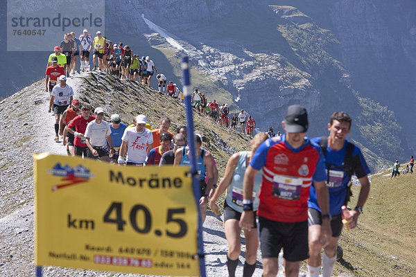 Marathonlauf Marathon Marathons Europa Berg Sport Landschaft rennen Alpen Moräne Schotterstrasse Bern Berner Oberland Schweiz
