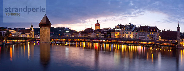 Panorama Europa Dunkelheit Nacht Stadt Großstadt Brücke fließen Fluss Kapellbrücke Luzern Schweiz