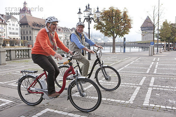 Senior  Senioren  Europa  Fahrrad  Rad  Stadt  Großstadt  Luzern  Schweiz