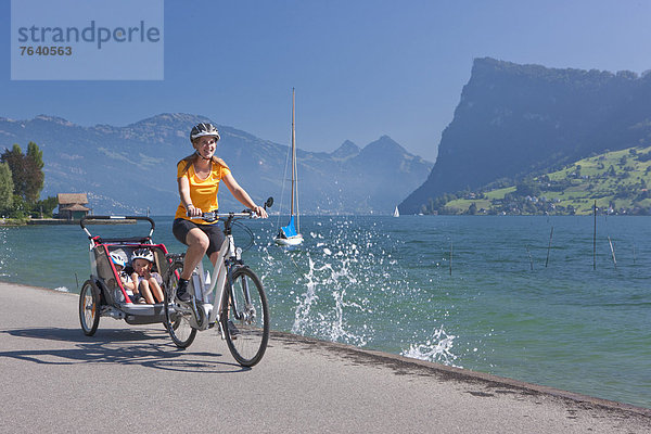Frau Fahrrad Rad Stadt Großstadt See Fahrrad fahren Zentralschweiz