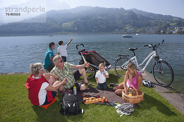Picknick Menschliche Eltern Fahrrad Rad See Großeltern Generation Fahrrad fahren Zentralschweiz