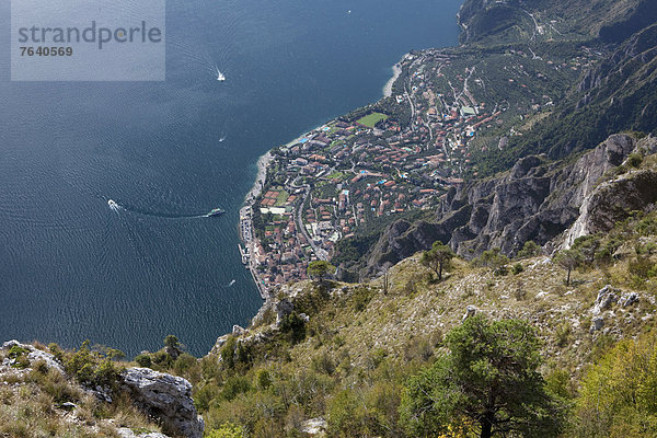 Europa  See  Dorf  steil  Gardasee  Italien