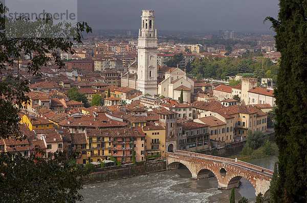 Kuppel Wasser Europa Wohnhaus Gebäude Stadt Großstadt Brücke fließen Fluss Bach Kirche Kathedrale Kuppelgewölbe Italien Verona Gewässer