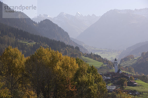 Landschaftlich schön landschaftlich reizvoll Europa Landschaft Dorf Herbst Kanton Graubünden Schweiz