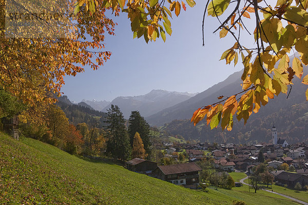 Landschaftlich schön landschaftlich reizvoll Europa Landschaft Dorf Herbst Kanton Graubünden Schweiz