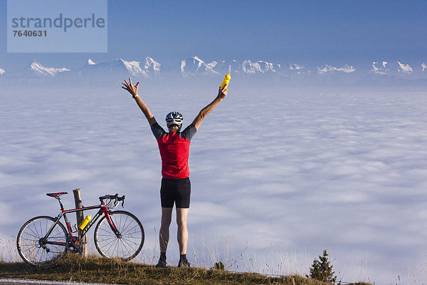 Frau Fröhlichkeit Sport Ergebnis Fahrradfahrer Fahrrad Rad Erfolg Nebel Alpen Herbst Nebelmeer Fahrrad fahren