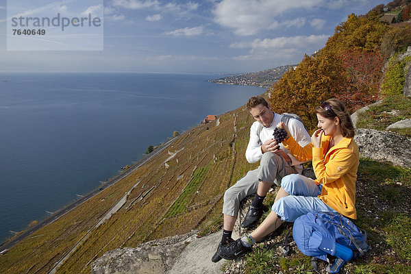 Frau Mann ruhen gehen Wein Weg See Touristin wandern Herbst Genfer See Genfersee Lac Leman Wanderweg Rest Überrest trekking
