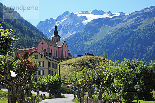 Europa Berg Ruhe niemand Reise Querformat Kirche Dorf Alpen Geographie Schweiz