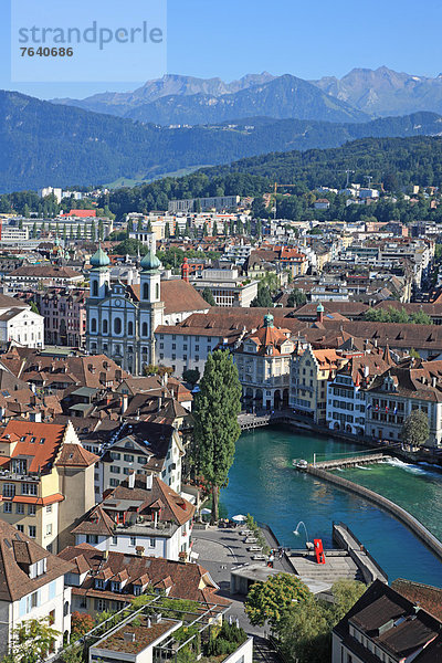 Hochformat  Städtisches Motiv  Städtische Motive  Straßenszene  Straßenszene  Europa  niemand  Reise  Kirche  Geographie  Altstadt  Luzern  schweizerisch  Schweiz