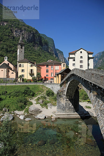 Hochformat Landschaftlich schön landschaftlich reizvoll Europa Stein Ruhe Reise Brücke Dorf Geographie Schweiz