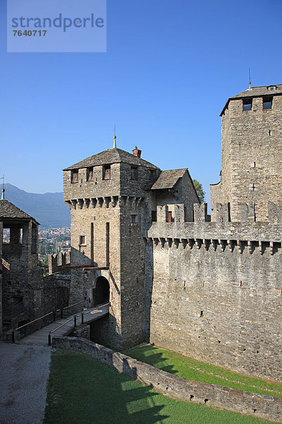Hochformat Europa Palast Schloß Schlösser niemand Festung UNESCO-Welterbe Bellinzona Schweiz