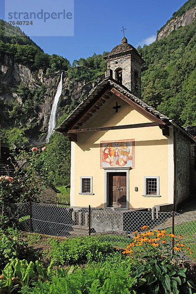 Hochformat Landschaftlich schön landschaftlich reizvoll Europa Ruhe Reise Dorf Wasserfall Geographie Kapelle Schweiz