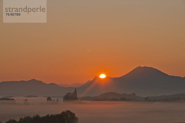 Europa  Morgen  aufwärts  Vertrauen  Sonnenaufgang  Nebel  Kirche  Religion  Kirchturm  Bayern  Deutschland  Stimmung  Sonne  Oberbayern