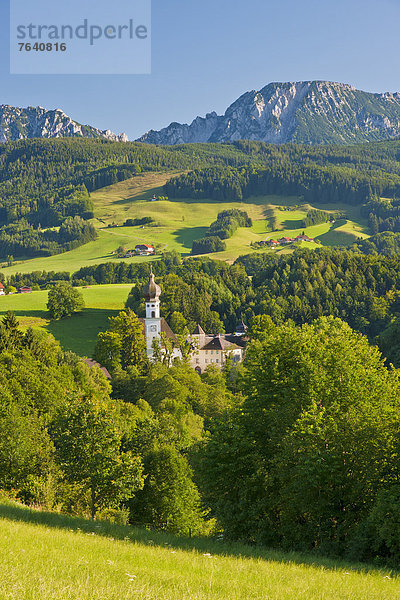Kreuzgang  Landschaftlich schön  landschaftlich reizvoll  Europa  Gebäude  Vertrauen  Kirche  Religion  Kirchturm  Alpen  Wiese  Bayern  Deutschland  Oberbayern