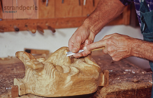 Europa arbeiten Tradition Beruf Kunst Kultur Holz Handwerker Maske Bayern Handwerk Deutschland Geschicklichkeit Werkzeug Oberbayern