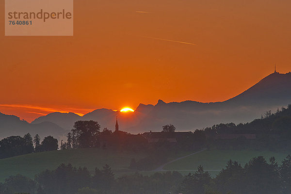 Europa  Morgen  Wärme  aufwärts  Sonnenaufgang  Nebel  Kirche  Kirchturm  rot  Wiese  Gegenlicht  Bayern  Deutschland  Stimmung  Sonne  Oberbayern