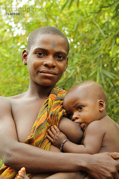 frontal  Portrait  Kind  Mutter - Mensch  Mensch  Ethnisches Erscheinungsbild  Sorge  Afrika  stillen  Regenwald