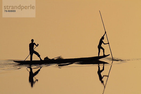 Wasser  Mensch  Menschen  Sonnenuntergang  Silhouette  Spiegelung  Fluss  Fischer  Afrika  Regenwald