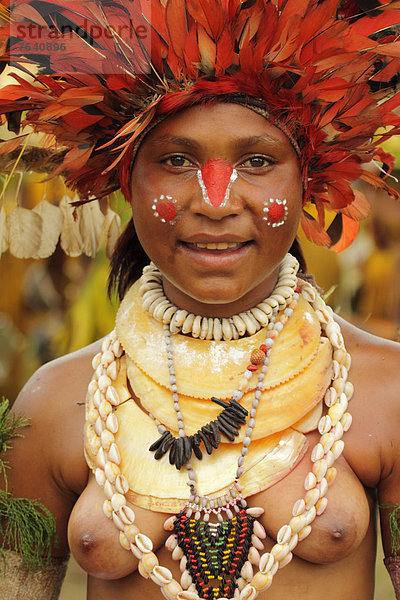 frontal  Portrait  Mensch  Menschen  Kultur  Kopfschmuck  Halskette  Kette  Menschliches Gesicht  Menschliche Gesichter  jung  Ethnisches Erscheinungsbild  Gesichtsbemalung  Collier  Ozeanien  Papua-Neuguinea  Regenwald  Show
