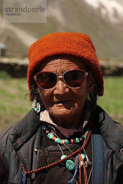 Portrait  Frau  Tradition  Mensch  Tal  Großmutter  Sonnenbrille  Kostüm - Faschingskostüm  Ethnisches Erscheinungsbild  Asien  Kleid  Indien  Ladakh  alt