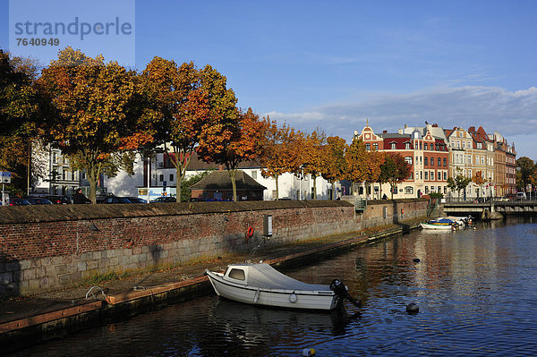 Stadt  Großstadt  Boot  Herbst  Mecklenburg-Vorpommern  Deutschland  Stralsund