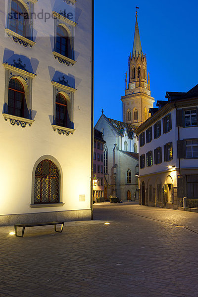 beleuchtet Europa Wohnhaus Gebäude Stadt Großstadt Kirche Abenddämmerung Altstadt Illumination Schweiz