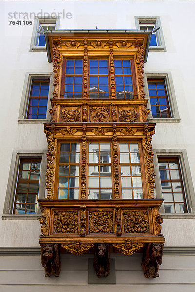 Europa Wohnhaus Stadt Großstadt Altstadt Erkerfenster Schweiz