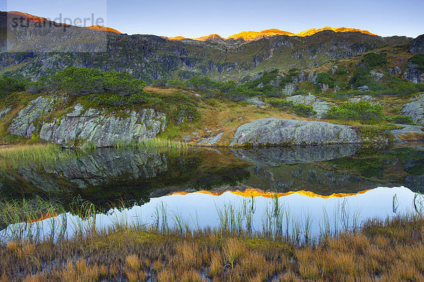 Europa Landschaft Spiegelung See Morgendämmerung Bergsee Schweiz Morgenlicht