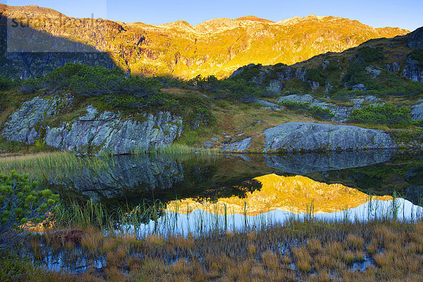 Europa Landschaft Spiegelung See Morgendämmerung Bergsee Schweiz Morgenlicht