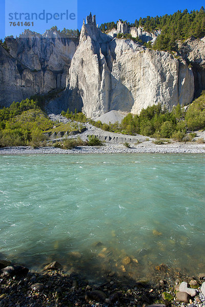 Felsbrocken Europa Steilküste fließen Fluss Surselva Schlucht Kanton Graubünden Erosion Schweiz