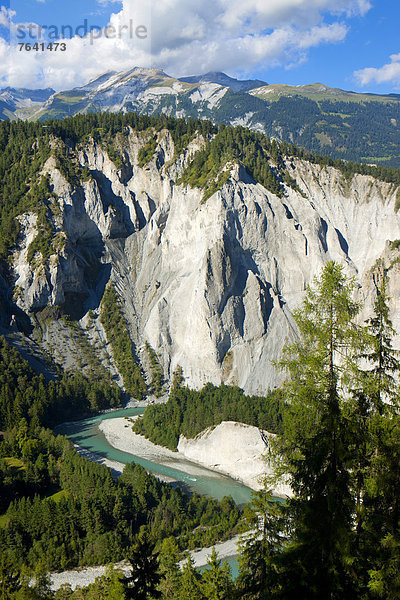 Felsbrocken Europa Steilküste Wald fließen Fluss Holz Surselva Schlucht Kanton Graubünden Erosion Schweiz