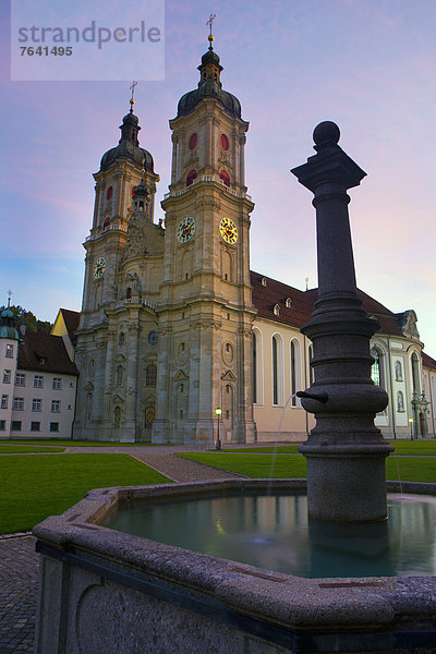 Europa Stadt Großstadt Kirche UNESCO-Welterbe Ortsteil Abenddämmerung Kloster Schweiz