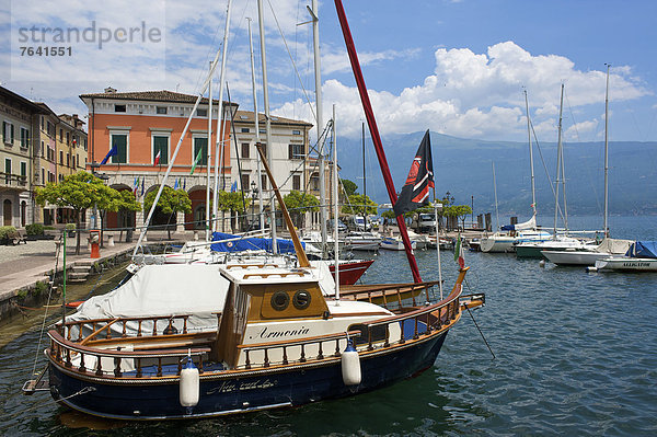 Fischereihafen  Fischerhafen  leer  Außenaufnahme  Hafen  Europa  Tag  niemand  Boot  Schiff  Tourismus  Gardasee  Gardone Riviera  Italien