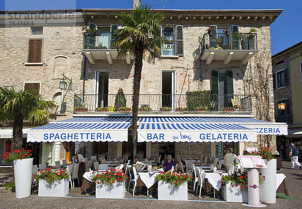 Außenaufnahme  Europa  Mensch  Menschen  Tag  Cafe  Restaurant  Hotel  Straßencafe  Bar  Gardasee  Gastronomie  Italien  Sirmione