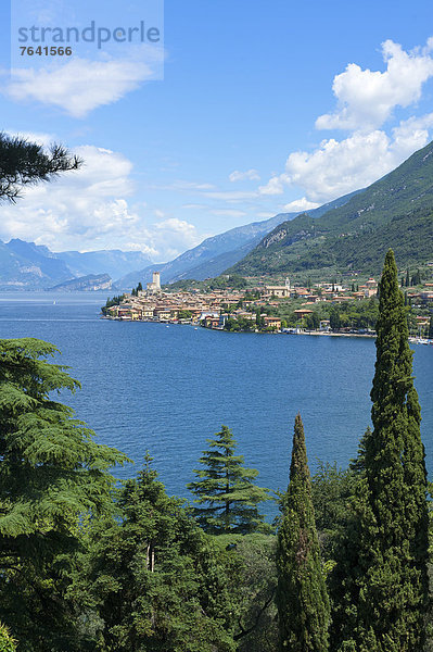 leer  Außenaufnahme  Landschaftlich schön  landschaftlich reizvoll  Europa  Berg  Tag  niemand  See  Natur  Gardasee  Italien  Berglandschaft