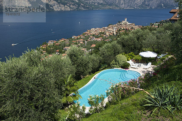 leer  Außenaufnahme  Landschaftlich schön  landschaftlich reizvoll  Europa  Berg  Tag  Schwimmbad  niemand  Hotel  See  Natur  Tourismus  Gardasee  Italien  Berglandschaft
