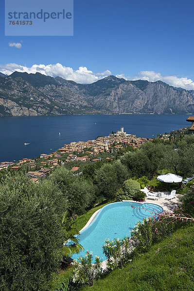 leer  Außenaufnahme  Landschaftlich schön  landschaftlich reizvoll  Europa  Berg  Tag  Schwimmbad  niemand  Hotel  See  Natur  Tourismus  Gardasee  Italien  Berglandschaft