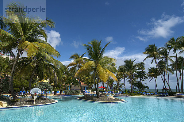 leer  Hochformat  Schwimmbad  niemand  Hotel  Karibik  Tourismus  Puerto Rico  Antillen  Große Antillen