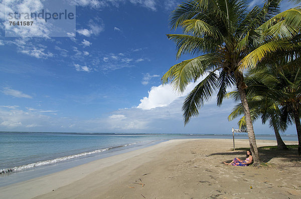 Frau  Strand  Mensch  Küste  Meer  weiblich - Mensch  Karibik  Puerto Rico  Sandstrand  Luquillo  Puerto Rico  Antillen  Große Antillen  Palmenstrand