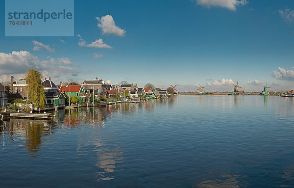 Windturbine  Windrad  Windräder  Wasser  Europa  Winter  Spiegelung  Fluss  Niederlande  Blockhaus  Reflections Holzhäuser