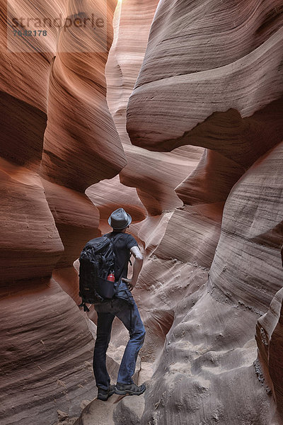 Vereinigte Staaten von Amerika  USA  Felsformation  Felsbrocken  Mann  Landschaft  Amerika  wandern  Nordamerika  Arizona  Süden  Antelope Canyon  Loch  Erosion  Navajo  Page  Sandstein