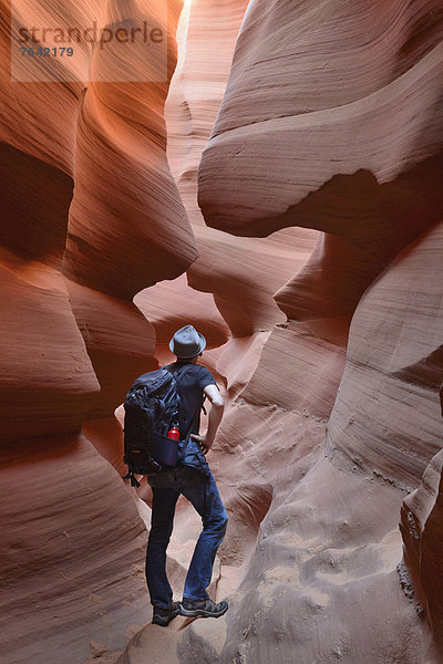Vereinigte Staaten von Amerika  USA  Felsformation  Felsbrocken  Mann  Landschaft  Amerika  wandern  Nordamerika  Arizona  Süden  Antelope Canyon  Loch  Erosion  Navajo  Page  Sandstein