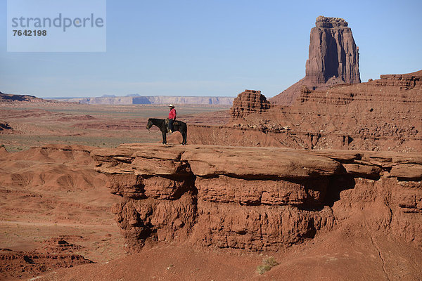 Vereinigte Staaten von Amerika  USA  Amerika  fahren  Reise  Fäustling  Indianer  Nordamerika  Arizona  Süden  Reiter  Ethnisches Erscheinungsbild  Kayenta  Arizona  Monument Valley  Navajo  Sandstein