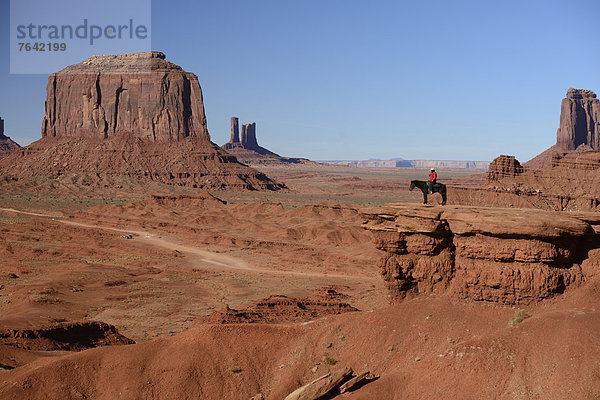 Vereinigte Staaten von Amerika  USA  Amerika  fahren  Reise  Fäustling  Indianer  Nordamerika  Arizona  Süden  Reiter  Ethnisches Erscheinungsbild  Kayenta  Arizona  Monument Valley  Navajo  Sandstein