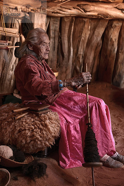Vereinigte Staaten von Amerika  USA  Frau  Amerika  am Tisch essen  Großmutter  Indianer  Nordamerika  Arizona  Süden  Kayenta  Arizona  Hogan  Monument Valley  Navajo  alt  Weber
