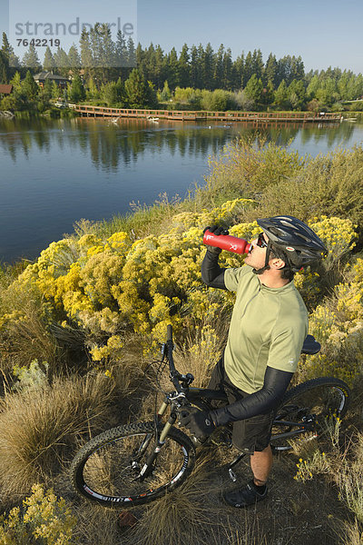 Vereinigte Staaten von Amerika  USA  Mann  Amerika  radfahren  Fahrrad  Rad  Wasserflasche  Oregon  Sport
