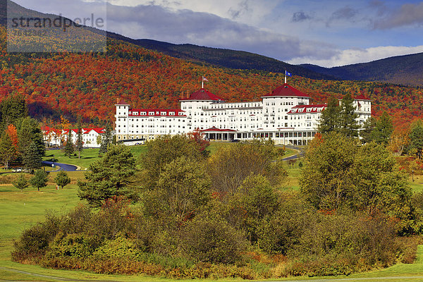 Vereinigte Staaten von Amerika USA Farbaufnahme Farbe Amerika gelb Landschaft grün Hotel Natur Herbst Urlaub rot Neuengland Berg Außenaufnahme Jahreszeit Laub New Hampshire Wetter