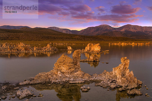 Vereinigte Staaten von Amerika  USA  Amerika  Sonnenuntergang  Landschaft  Spiegelung  See  Vulkan  Nevada  Tuff  Kalifornien  Reflections
